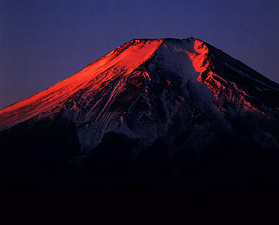 日の出の紅富士山