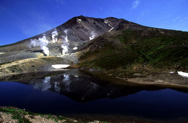姿見の池に映る旭岳・大雪山系の主峰・旭岳